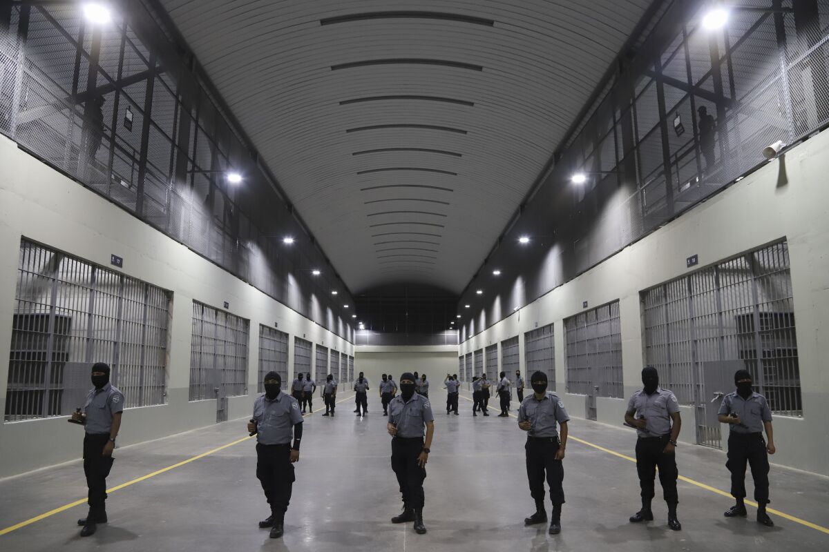 Guardias civiles de la Dirección General de Prisiones se colocan afuera de las celdas 