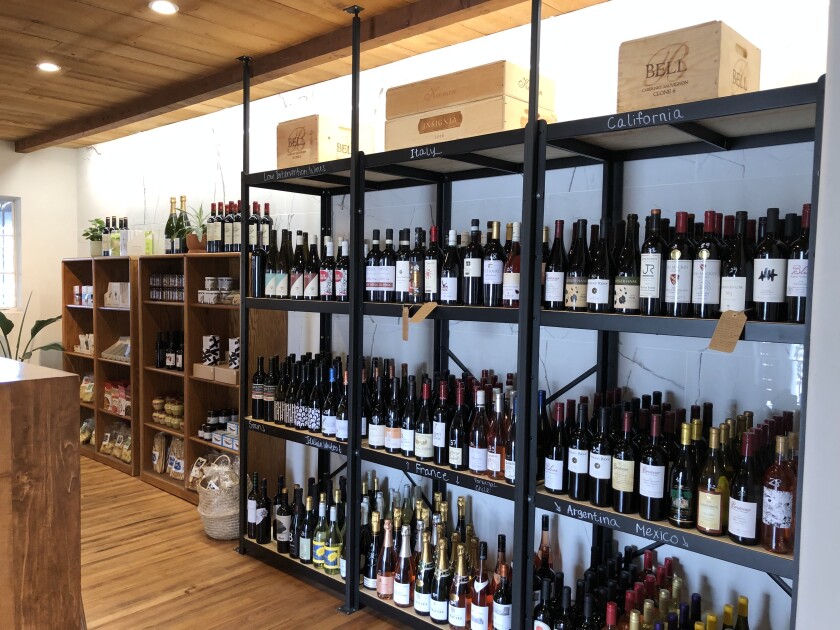 Senamiesčio miesto turgaus vyno parduotuvėje SD parduodami tarptautiniai vynai.