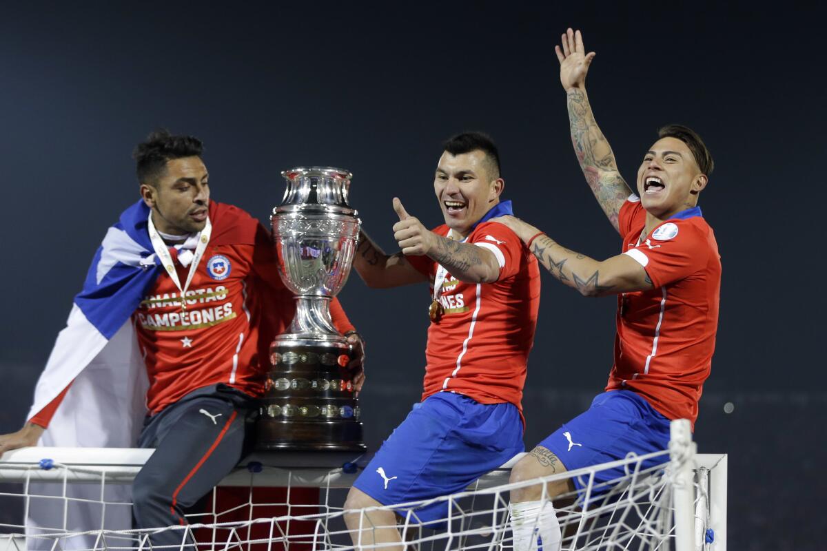 Los jugadores de Chile, de izquierda a derecha, Gonzalo Jara, Gary Medel y Eduardo Vargas festejan tras el triunfo ante Argentina en la final de la Copa América el sábado, 4 de julio de 2015, en Santiago, Chile.