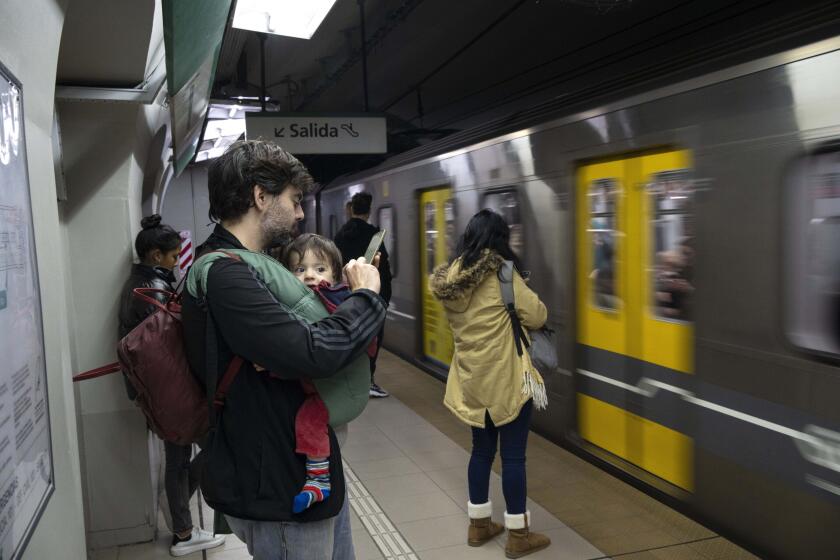 Los viajeros esperan para abordar un vagón del metro, en Buenos Aires, Argentina, el viernes 17 de mayo de 2024. (AP Foto/Rodrigo Abd)