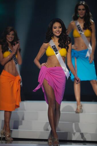 Swimsuit: Miss China 2011 Luo Zilin