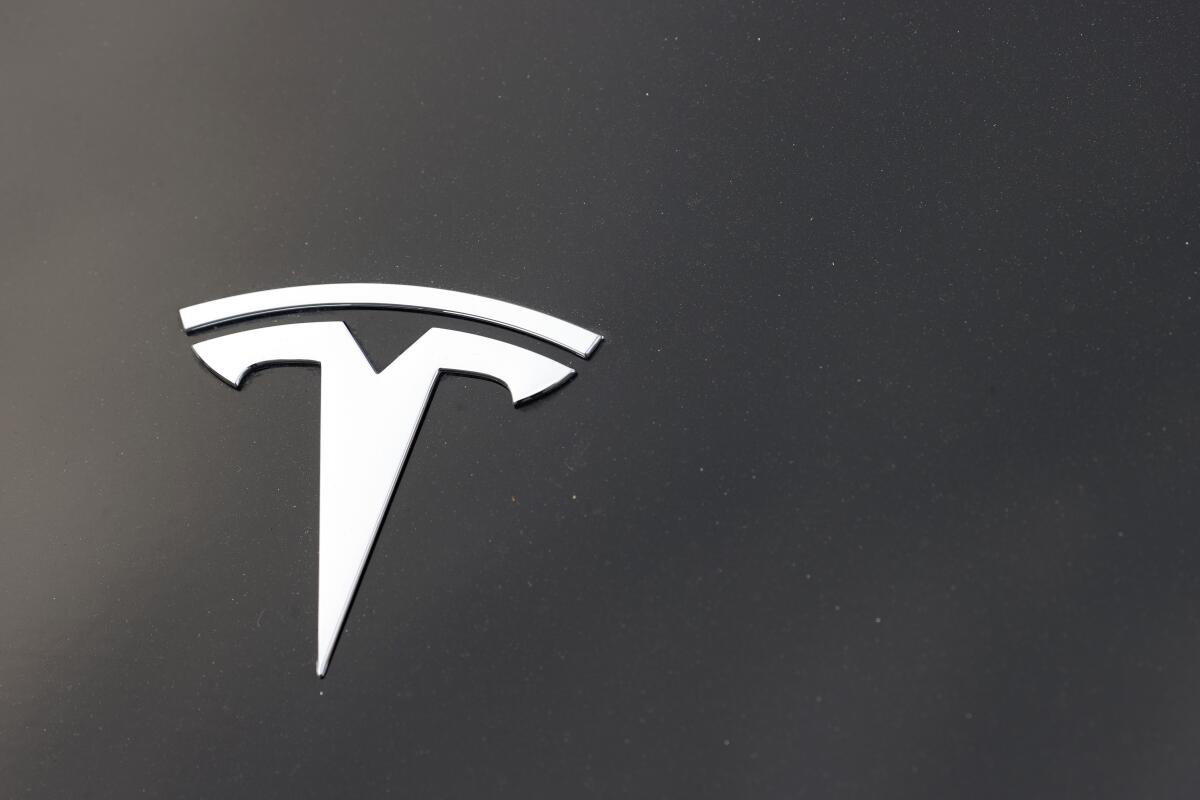 Archivo - El Logotipo de la compañía Tesla sobre el capó de un vehículo