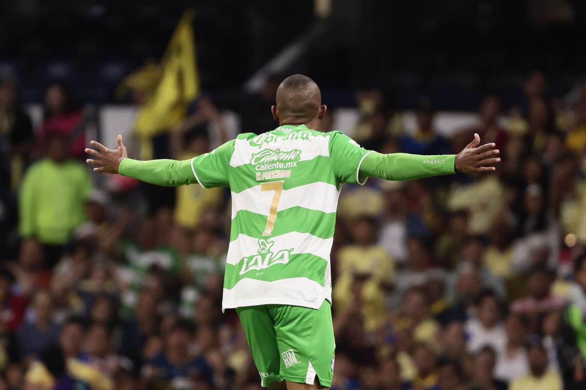 América vence al Santos y se confirma como líder del fútbol mexicano