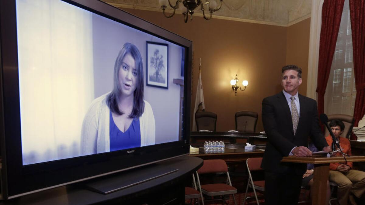 Dan Díaz, el esposo de Brittany Maynard, ve un video de su esposa, grabado 19 días antes de su muerte por suicidio asistido.