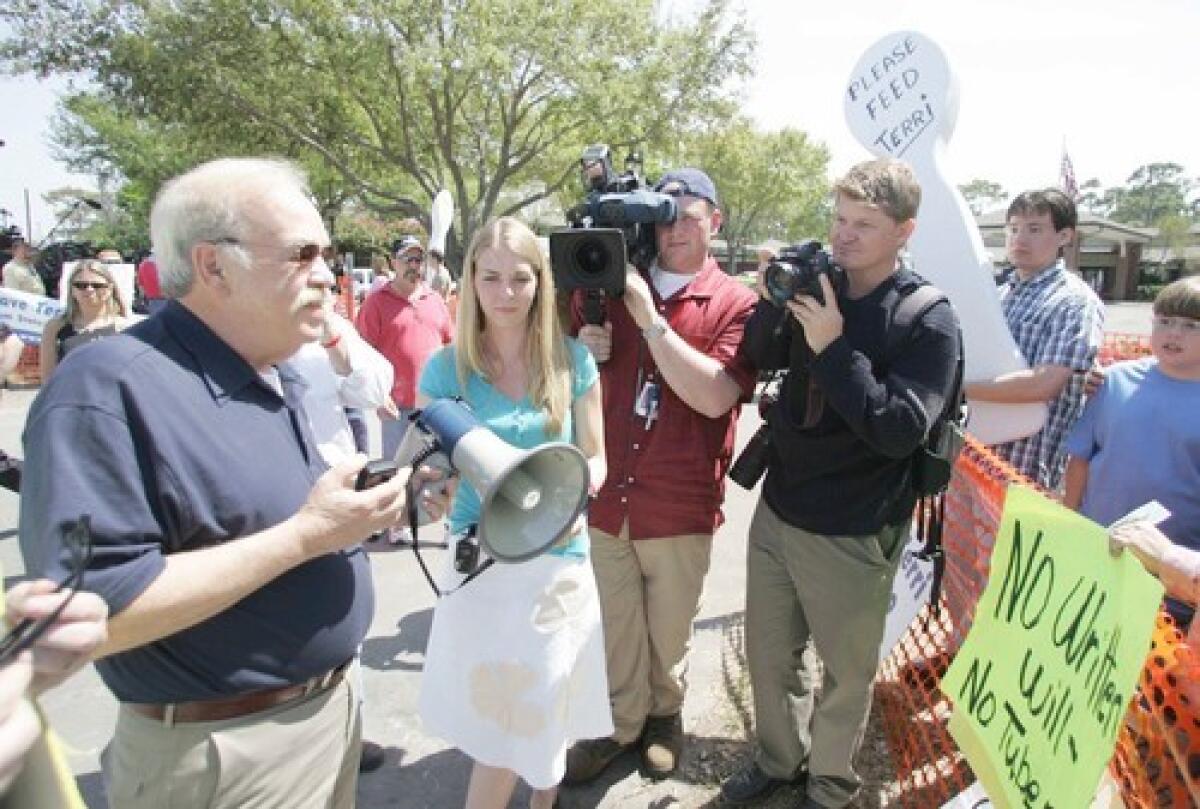 Robert Schindler thanks supporters outside the hospice of daughter Terri Schiavo, who became a national symbol in a right-to-die fight.