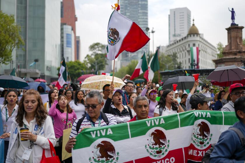 Trabajadores del poder judicial protestan contra la propuesta de reforma judicial del gobierno, la cual haría que los jueces sean elegidos por voto popular, el martes 10 de septiembre de 2024, afuera del Senado federal en Ciudad de México. (AP Foto/Eduardo Verdugo)