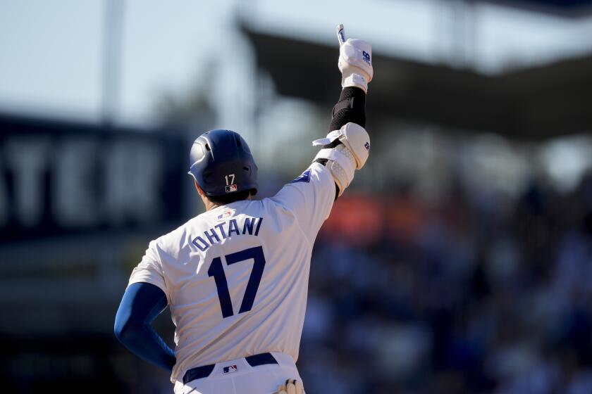Shohei Ohtani, bateador designado de los Dodgers de Los Ángeles, celebra mientras recorre las bases después de batear jonrón solitario durante la quinta entrada del juego de béisbol en contra de los Medias Rojas de Boston, el domingo 21 de julio de 2024, en Los Ángeles. (AP Foto/Ryan Sun)
