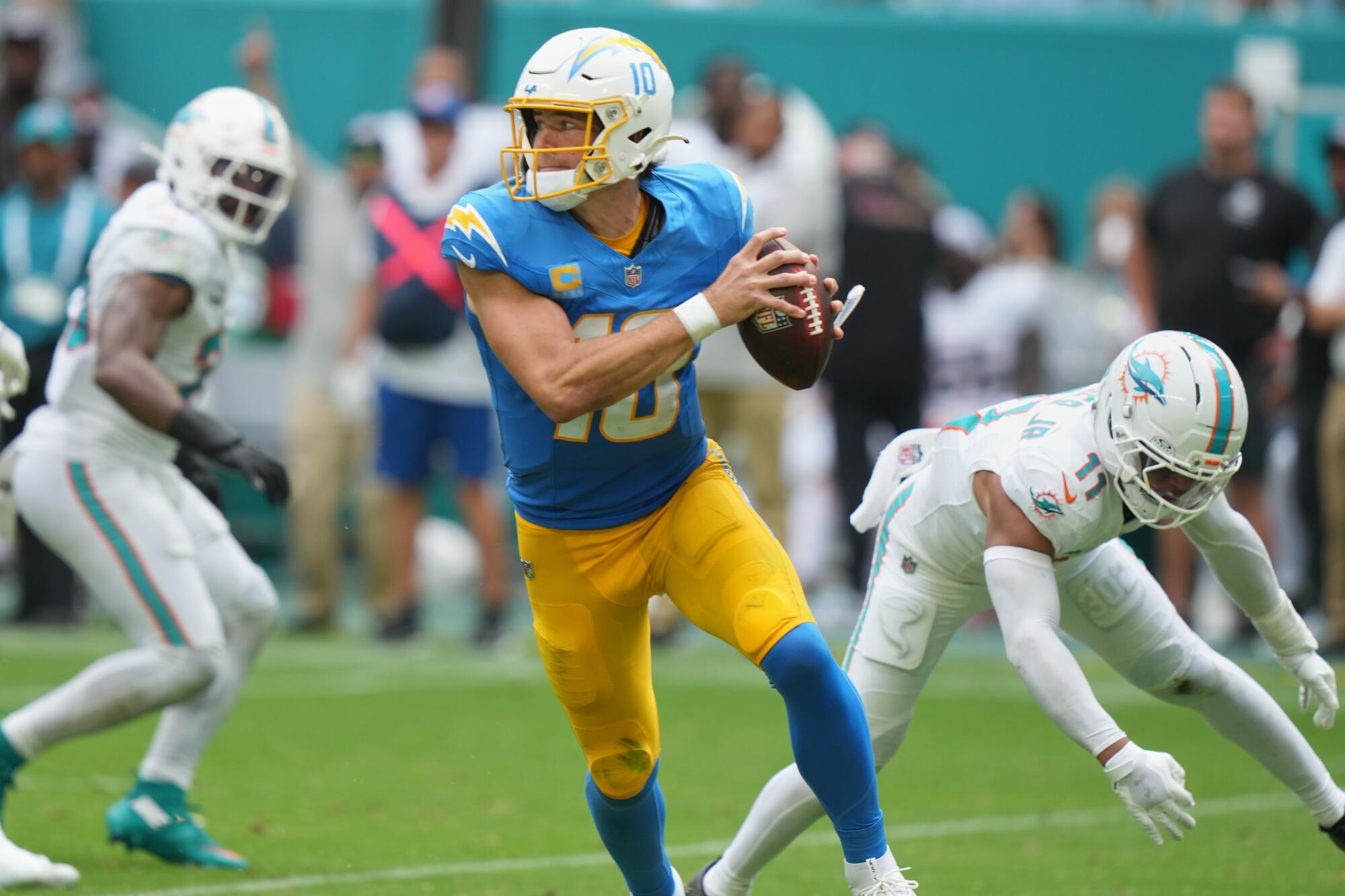 O quarterback do Chargers, Justin Herbert, diminui durante o segundo tempo contra os Dolphins.