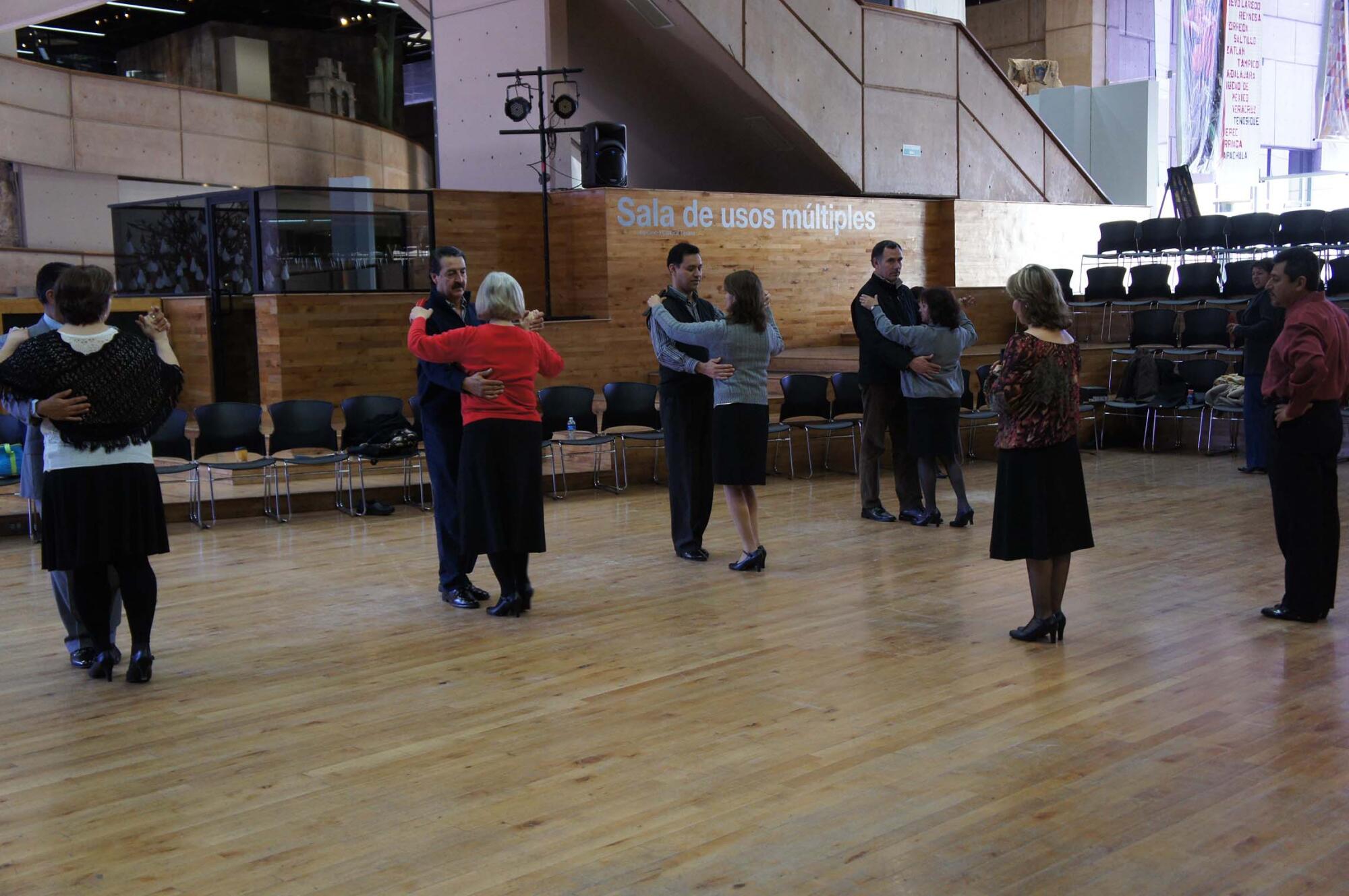 Los instructores Lorena Villaseor y Francisco Guerrero dirigen una clase de baile de danzón 
