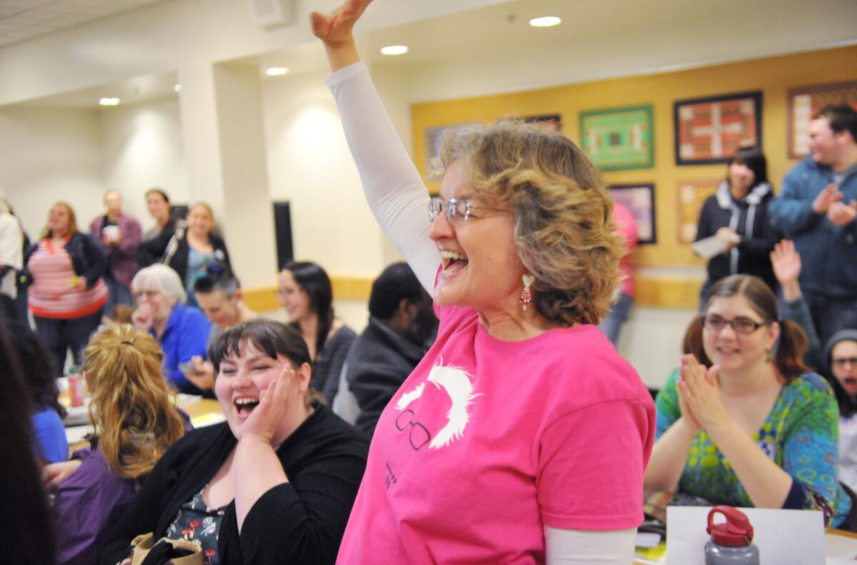 Maryellen Lambert celebra el triunfo de Bernie Sanders en las asambleas partidarias demócratas en Anchorage, Alaska, el sábado 26 de marzo de 2016. (AP Foto/Michael Dinneen)