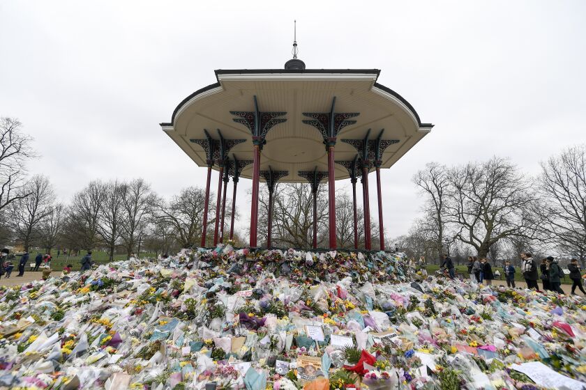 Tributos florales y mensajes rodean el quiosco de Clapham Common en Londres, el 20 de marzo de 2021, después de la desaparición de Sarah Everard. (AP Foto/Alberto Pezzali, Archivo)
