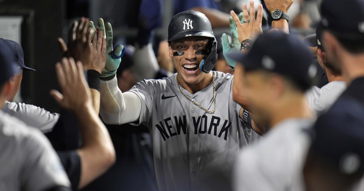 Judge becomes fastest to 300 homers in Yankees rout