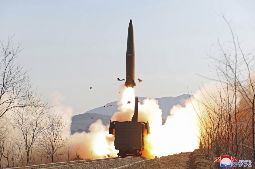 Esta fotografía proporcionada el sábado 15 de enero de 2022 por el gobierno norcoreano muestra el lanzamiento de un misil desde un ferrocarril el 14 de enero de 2022, en la provincia de Pyongan del Norte, Corea del Norte. Los periodistas independientes no tuvieron acceso al evento de la imagen, el cual no puede ser verificado independientemente. (Agencia Noticiosa Central Coreana/Korea News Service vía AP)