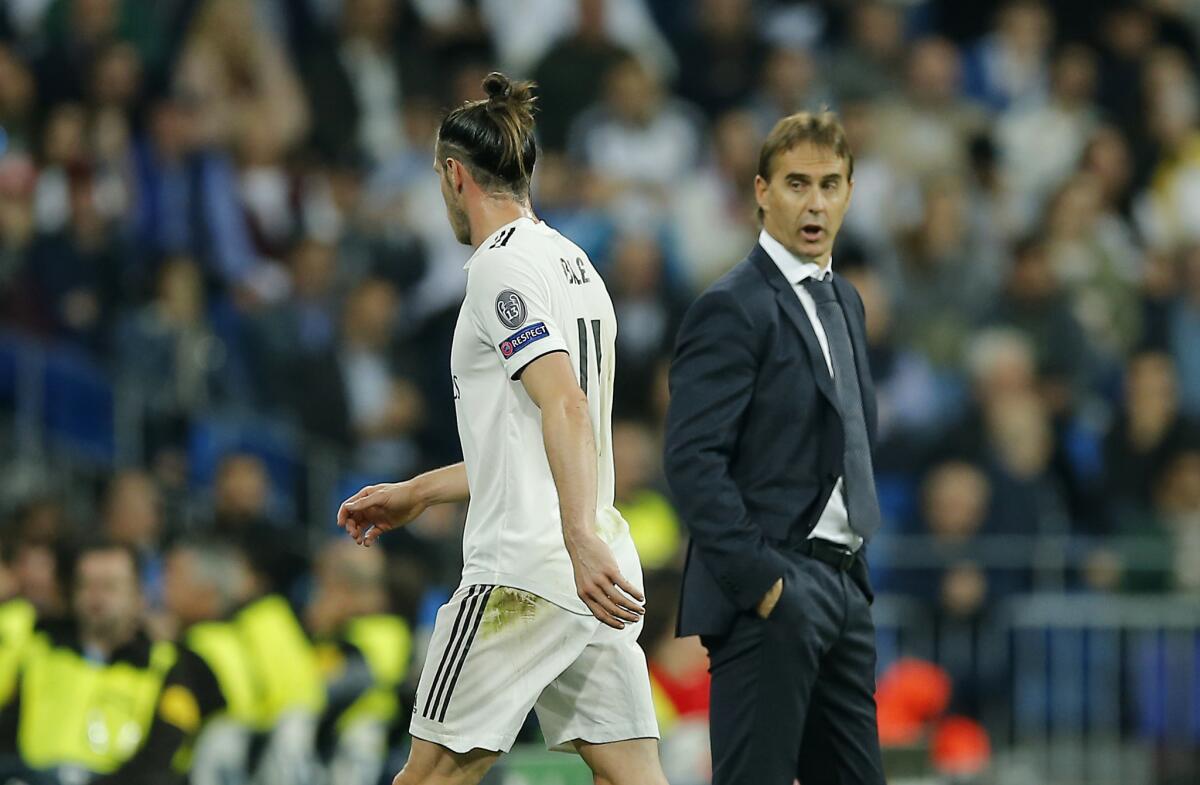 Real's Gareth Bale, left, leaves the field as Real Madrid coach Julen Lopetegui looks him during the Champions League, group G, soccer match between Real Madrid and Viktoria Plzen at the Santiago Bernabeu stadium in Madrid, Spain, Tuesday Oct. 23, 2018.