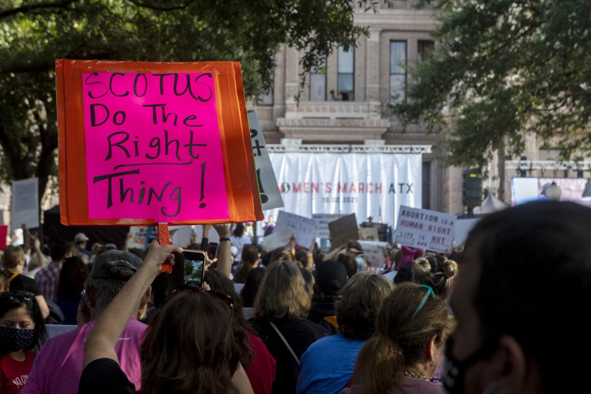 Un grupo de personas participan en un mitin en favor del aborto, el 2 de octubre de 2021, en Austin, Texas. 