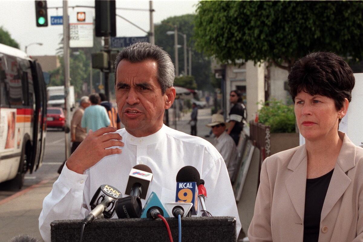 En esta foto de archivo, aparece Richard Alatorre, entonces concejal de la ciudad de Los Ángeles, junto a él está Francis Banerjee, gerente general del Departamento de Transporte de la ciudad (20 de julio de 1998).