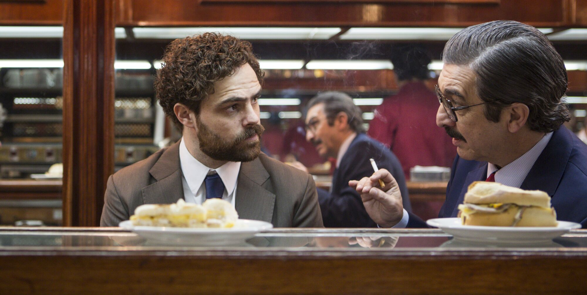 Peter Lanzani (izq.) interpreta al fiscal adjunto Luis Moreno Ocampo.