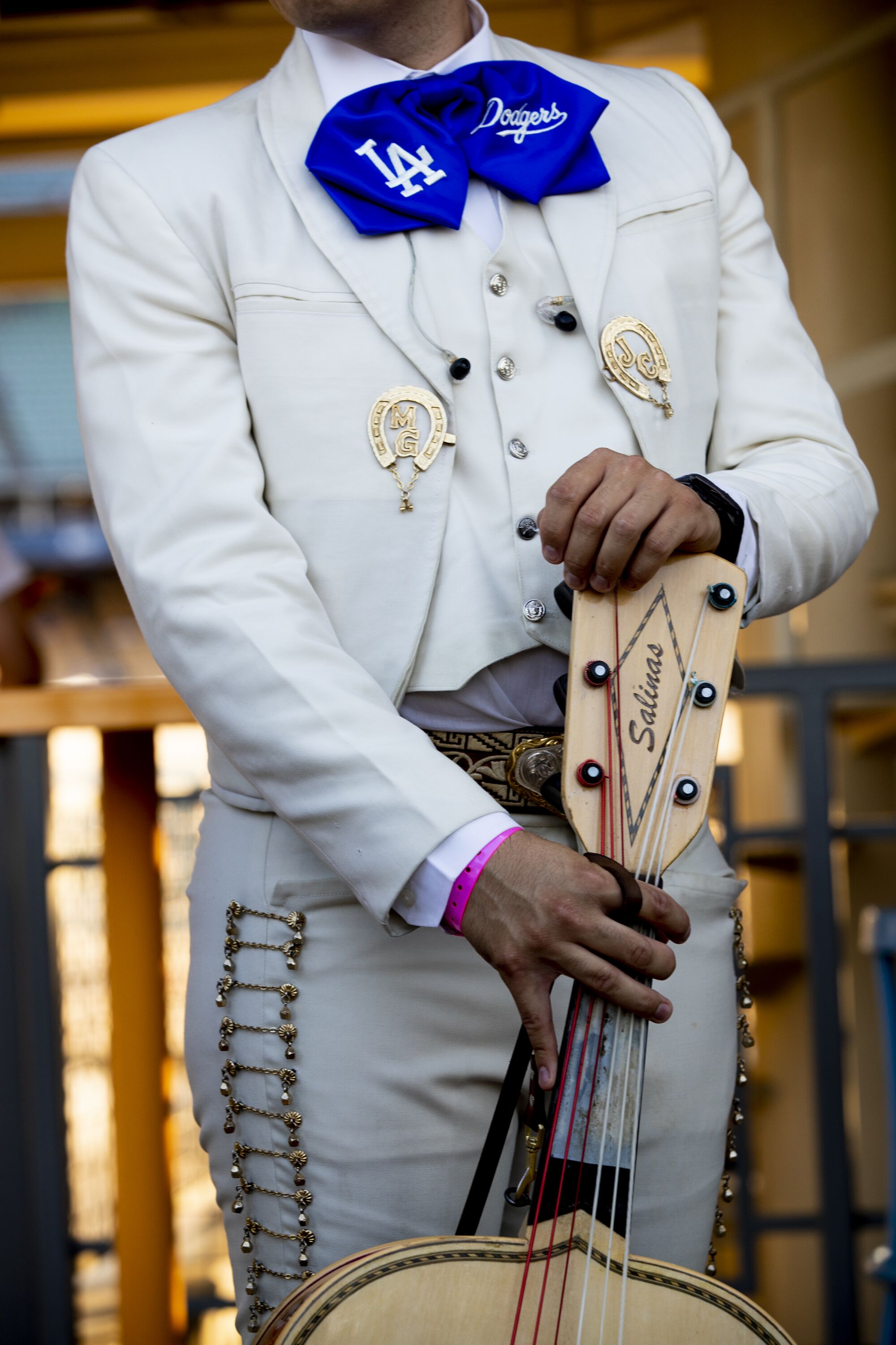 Mariachi Garibaldi de Jaime Cuellar, le guitariste Albert Jimenez, tient un guitarron alors qu'il se prépare à jouer.