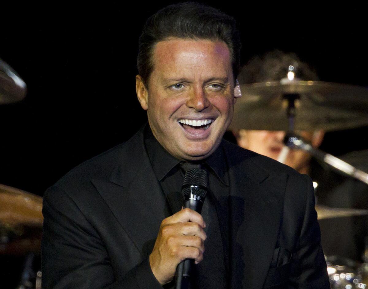 La vida del astro mexicano Luis Miguel llevada a la pantalla chica es uno de los grandes proyectos que Univision anuncia para la temporada televisiva que viene.