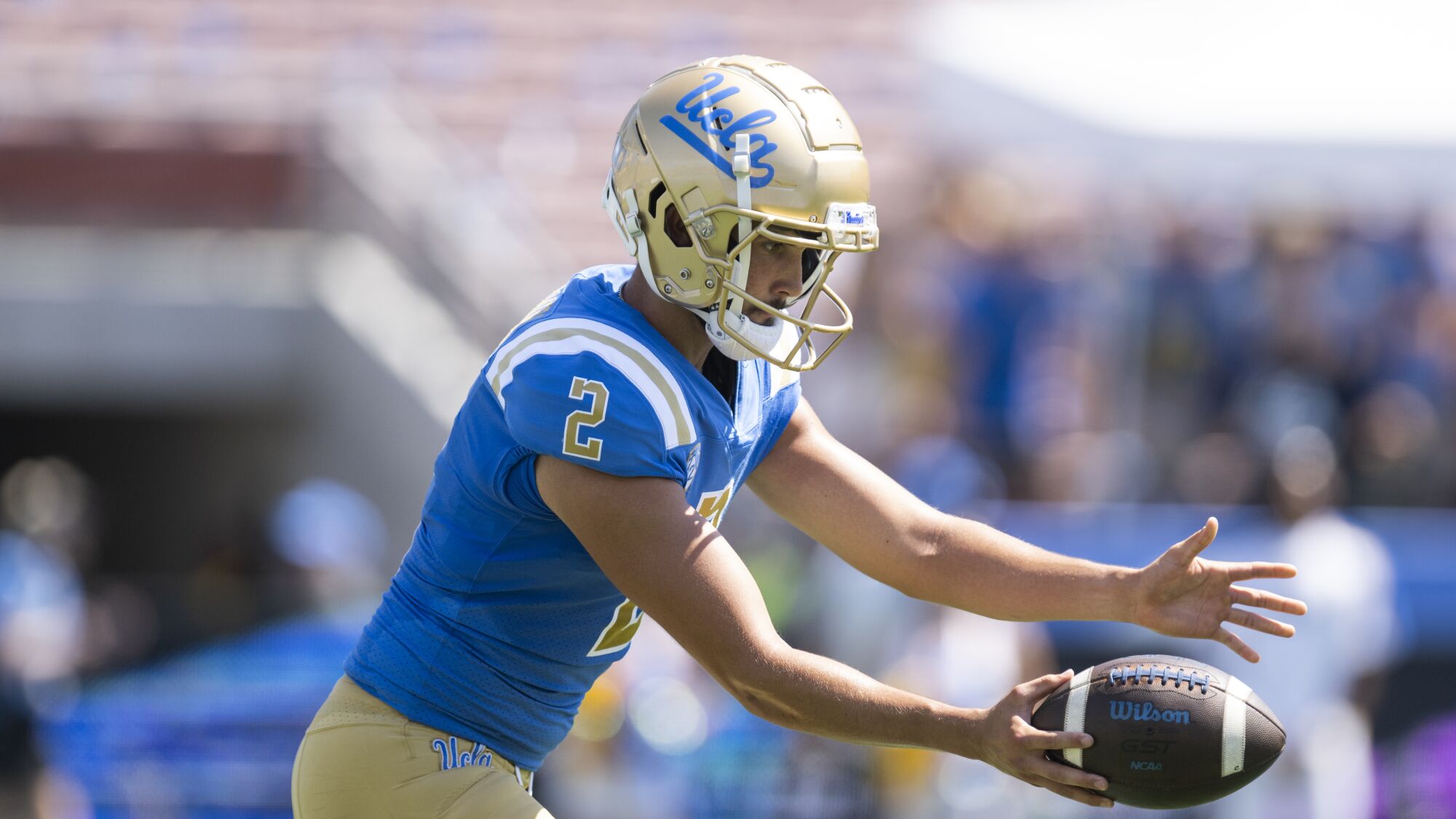 Nicholas Barr-Mira botté de dégagement pour UCLA.