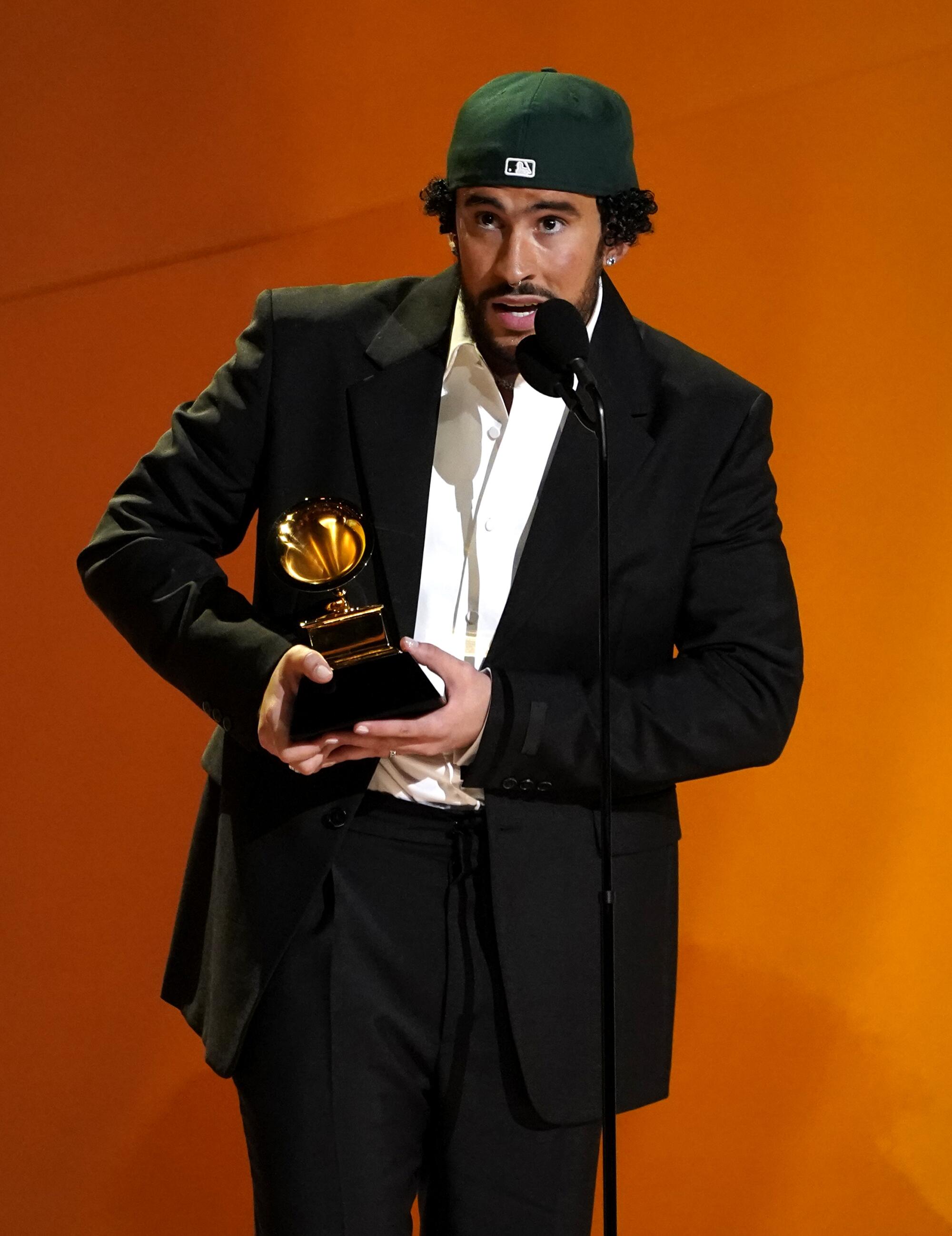 Bad Bunny recibió el Grammy a Mejor Álbum de Música Urbana por "Un Verano Sin Ti" en la entrega 65 del Grammy.