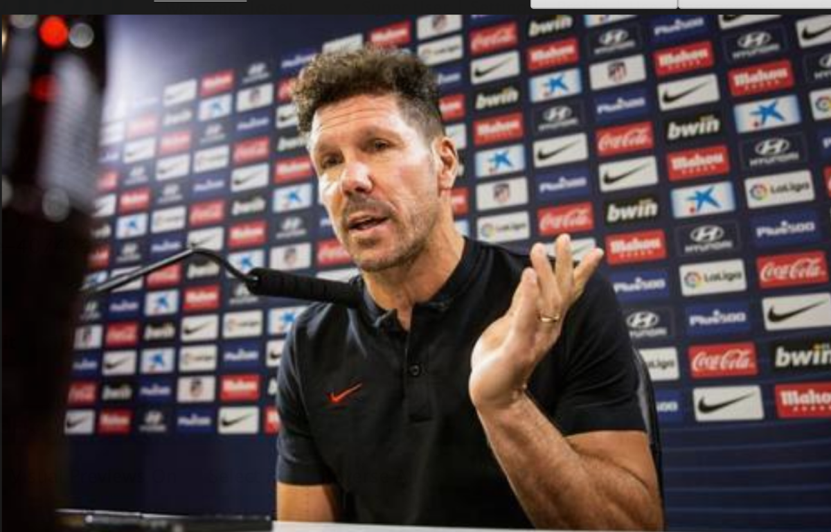 El entrenador del Atlético de Madrid, Diego Pablo ''Cholo'' Simeone, participa en una rueda de prensa, este viernes en la Ciudad deportiva Wanda en Majadahonda, en la víspera de su encuentro ante el real Madrid correspondiente a la séptima jornada de LaLiga Santander. EFE/ Rodrigo Jiménez
