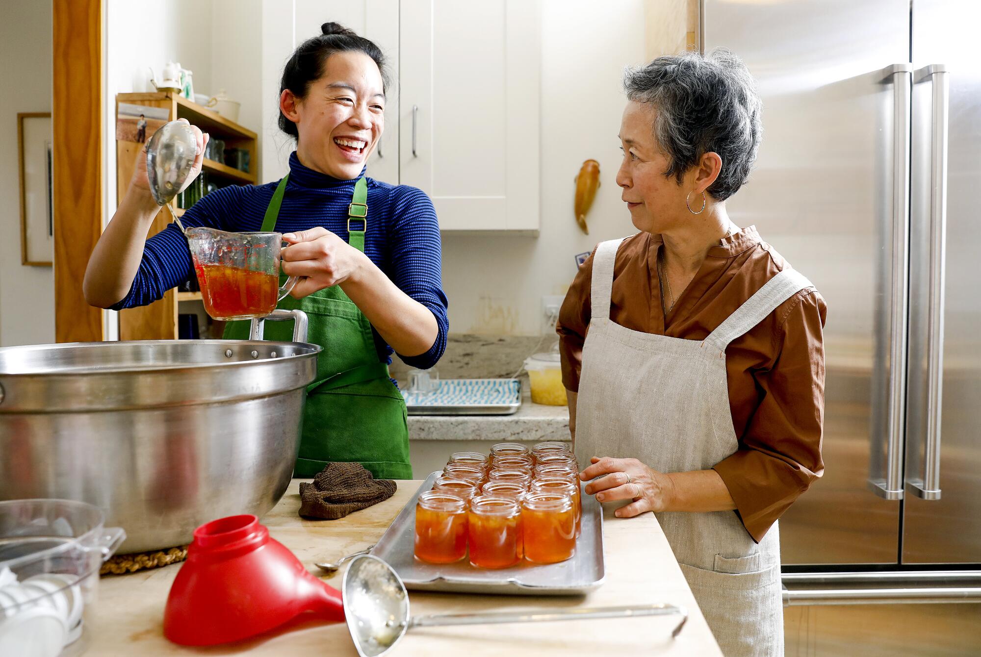 Alaina Wong, left, helps Sonoko Sakai, right, a Japanese cooking instructor and cookbook author, make oro blanco marmalade.
