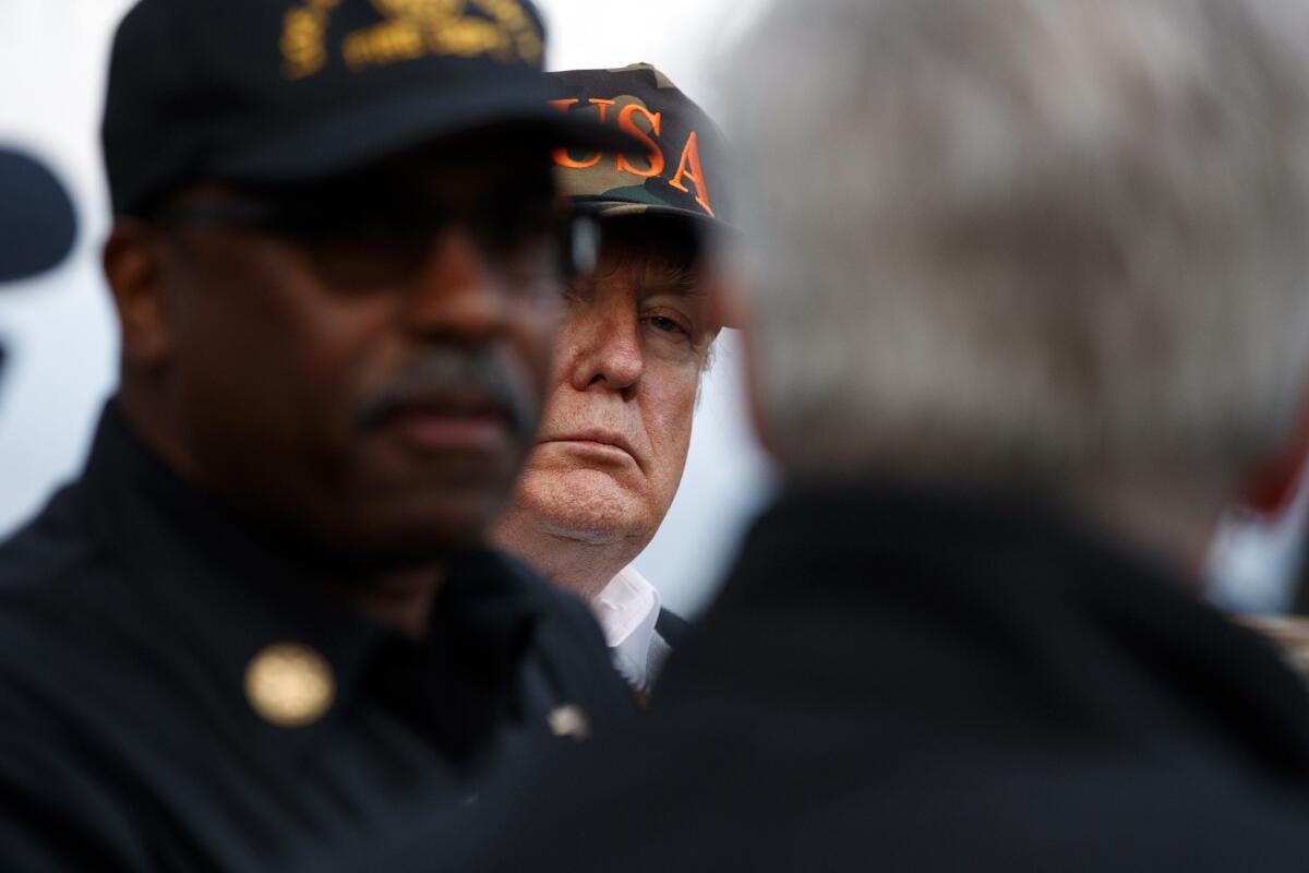 El presidente Donald Trump reunido con jefes antiincendios en Malibu, California el 17 de noviembre del 2018. (AP Photo/Evan Vucci)
