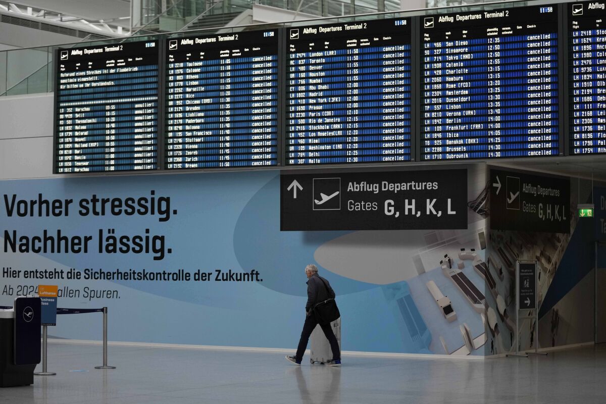 Un hombre pasa por la terminal vacía de salidas durante una huelga en Baviera, en el aeropuerto de Múnich, Alemania, el domingo 26 de marzo de 2023. (AP Foto/Matthias Schrader)