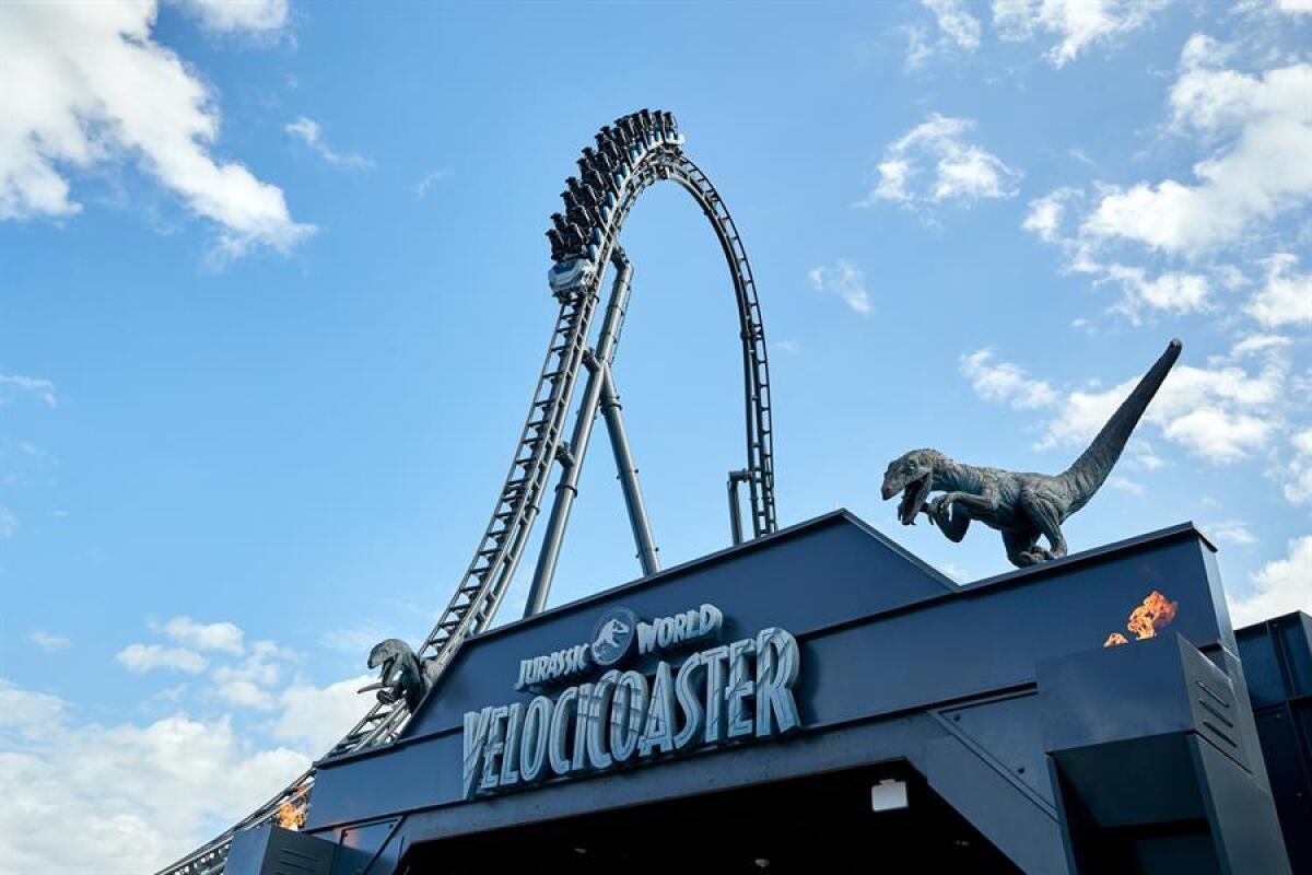 Este montaña rusa inaugura en junio durante el verano.