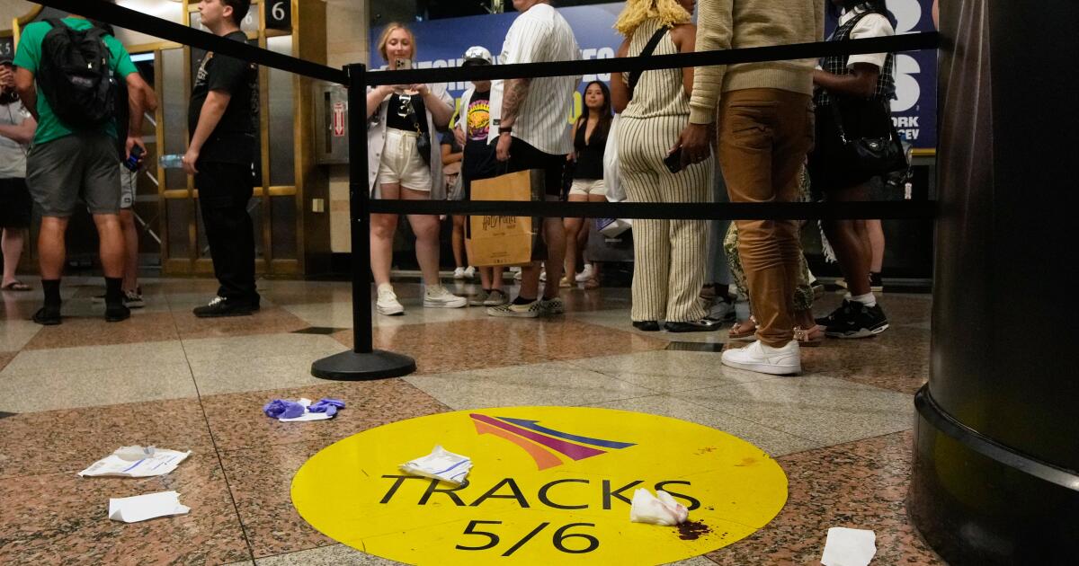 Six personnes ont été blessées lors d’une attaque au couteau à la Penn Station de New York et une personne est en garde à vue, ont indiqué les autorités.