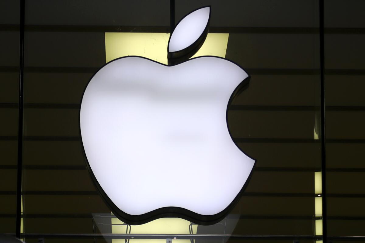 ARCHIVO - El logo de Apple se ve iluminado en una tienda en el centro de Múnich