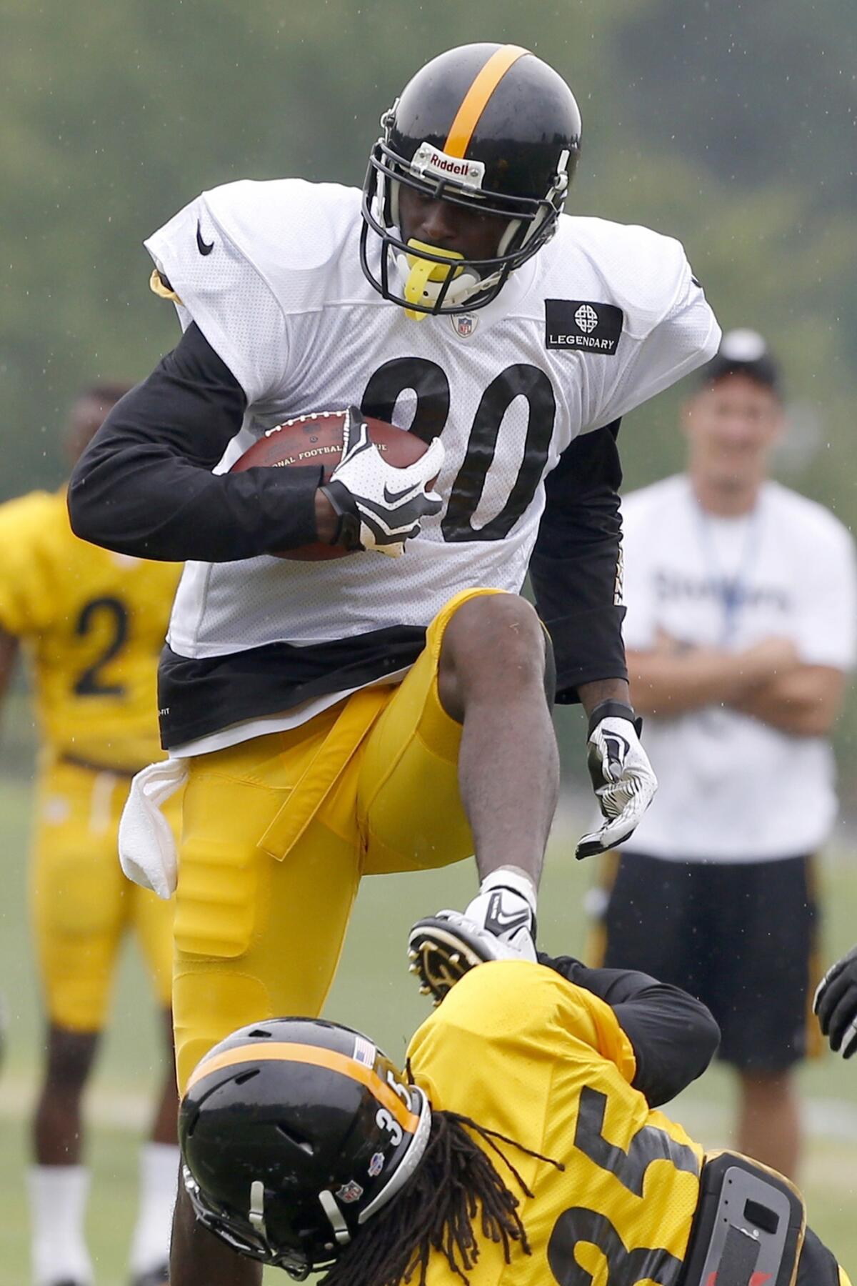 Pittsburgh Steelers wide receiver Plaxico Burress injured his shoulder while trying to catch a pass in practice Thursday.