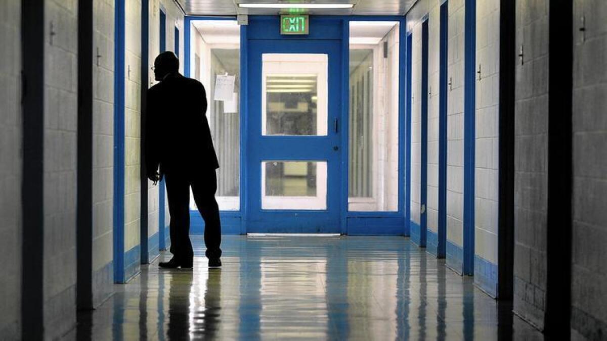 El superintendente Gregory McCovey inspecciona un cuarto en el Centro de Detención Juvenil en Los Ángeles, en 2014.