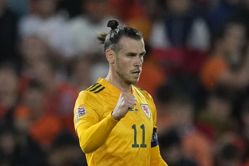 El galés' Gareth Bale festeja al anotar el segundo gol de su equipo 