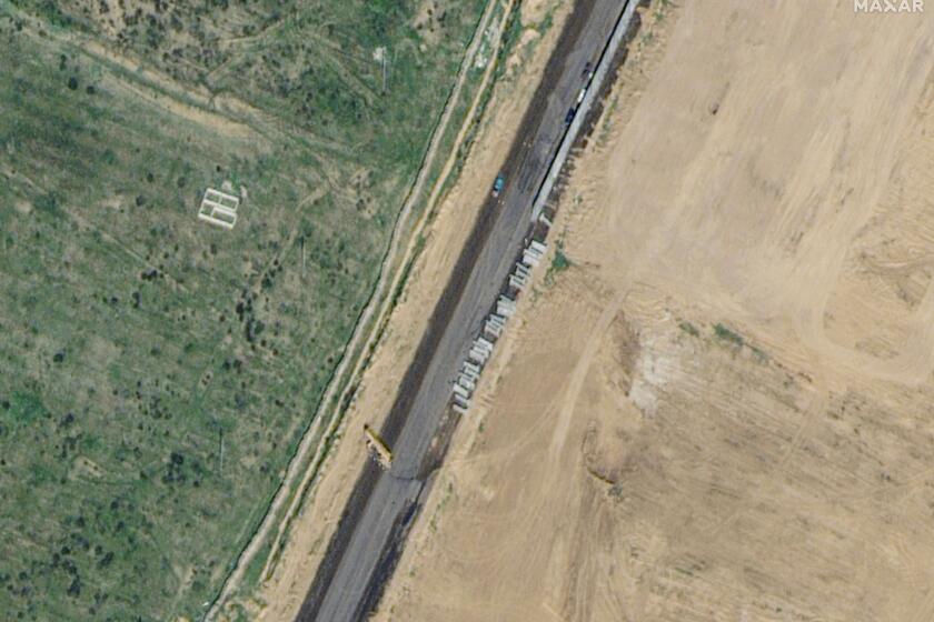 Esta imagen satelital proporcionada por Maxar Technologies muestra la construcción de un muro en Rafah, Egipto, el 15 de febrero de 2024. (Maxar Technologies vía AP)