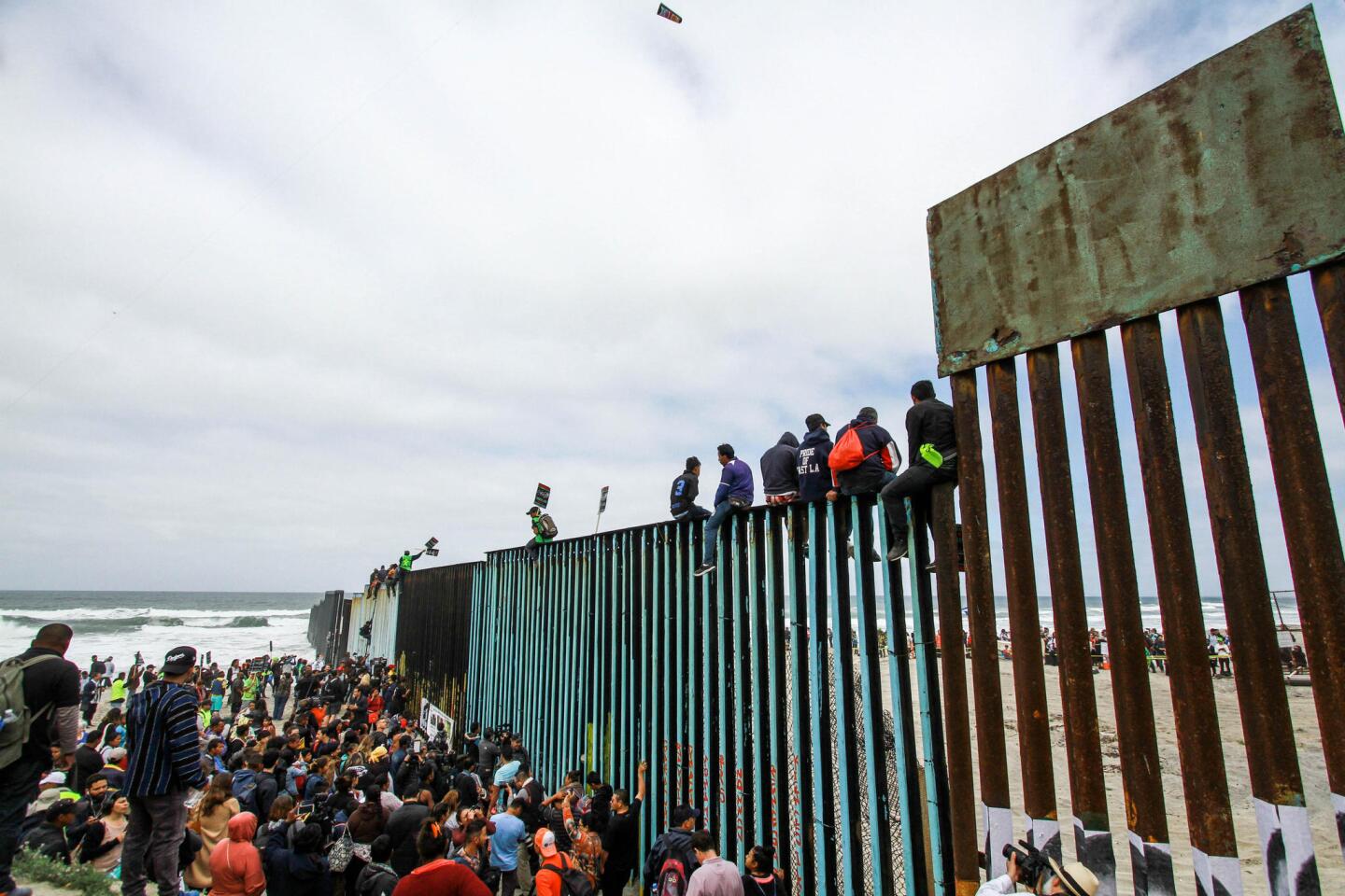 Luego de atravesar México durante un mes bajo la mirada vigilante del gobierno del presidente Donald Trump, los migrantes se toparon con que el puesto de control en el cruce fronterizo de San Ysidro, en San Diego, se "había llenado".