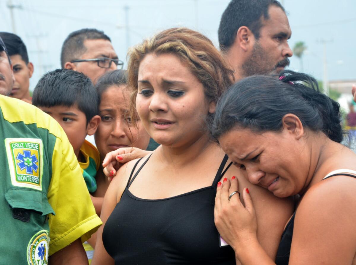 Familiares de víctimas de un tiroteo en espera de información, en García, Monterrey, México, en junio pasado.