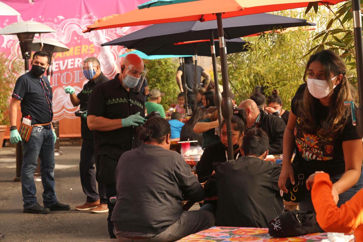 Los clientes disfrutan de una comida en Guelaguetza, un restaurante oaxaqueño en Koreatown.