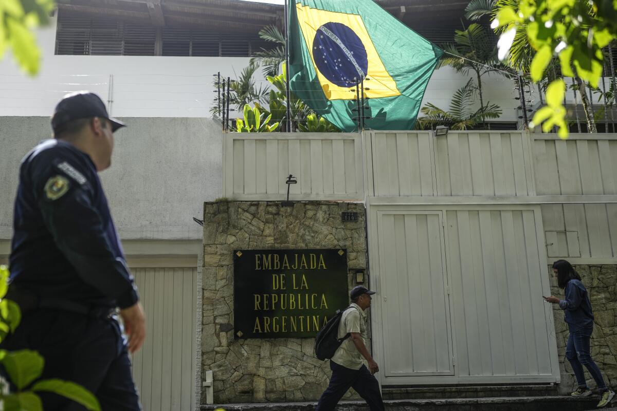 La bandera de Brasil ondea en la embajada de Argentina en Caracas, Venezuela, el jueves 1 