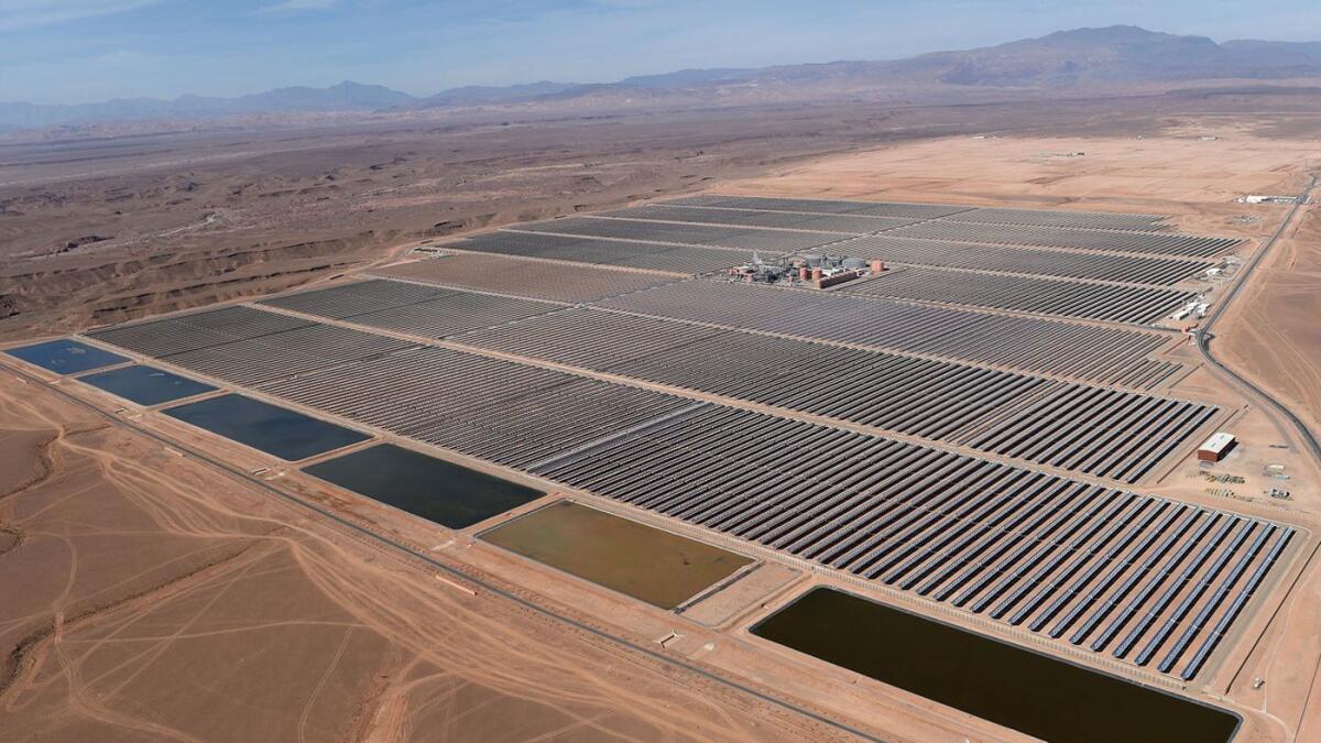 Una vista aérea de los espejos solares en la planta de energía en Marruecos.