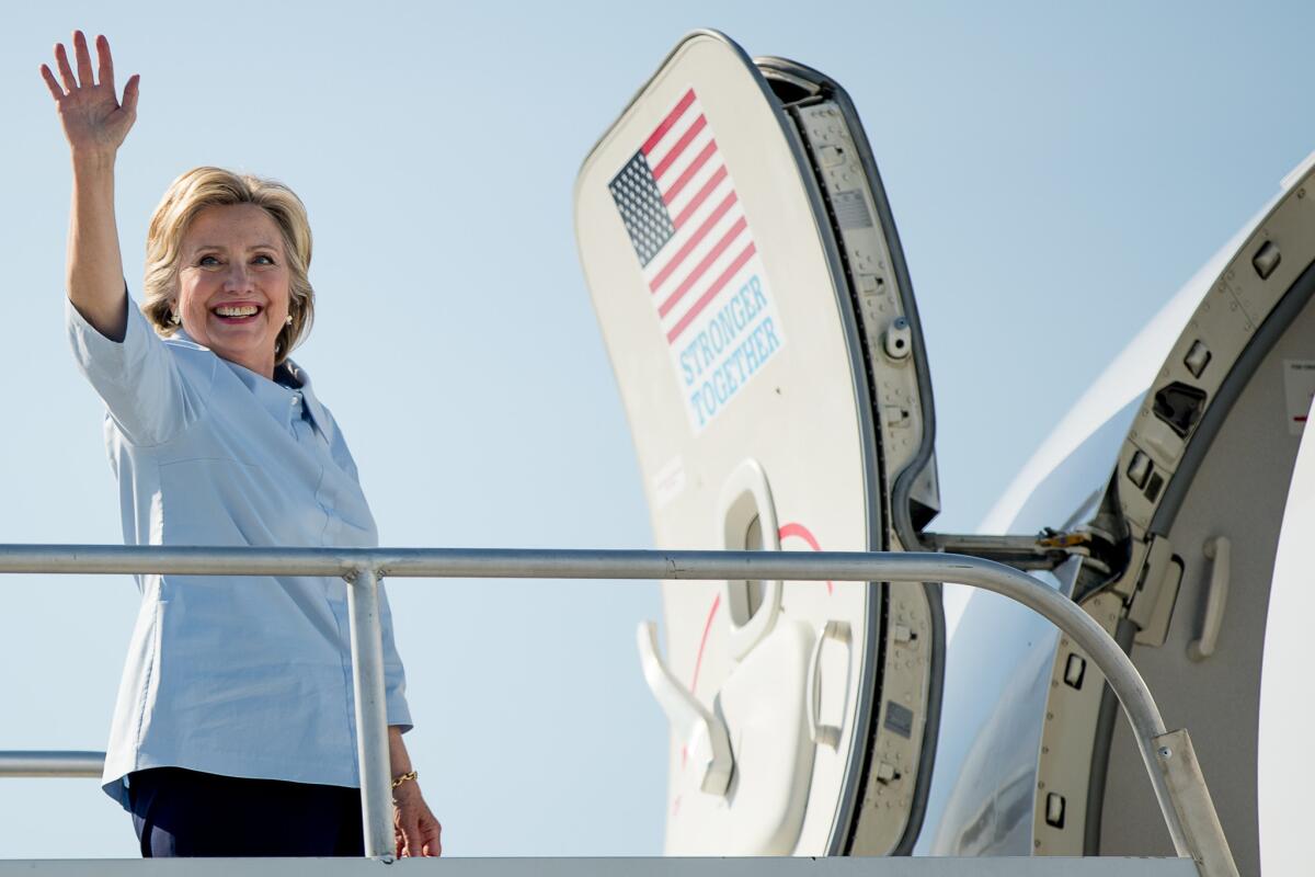 La candidata presidencial demócrata Hillary Clinton aborda su avión de campaña en el Aeropuerto Internacional Cleveland Hopkins en Cleveland, Ohio, el lunes 5 de septiembre de 2016, con el fin de viajar al Aeropuerto Internacional Quad Cities en Moline, Illinois.