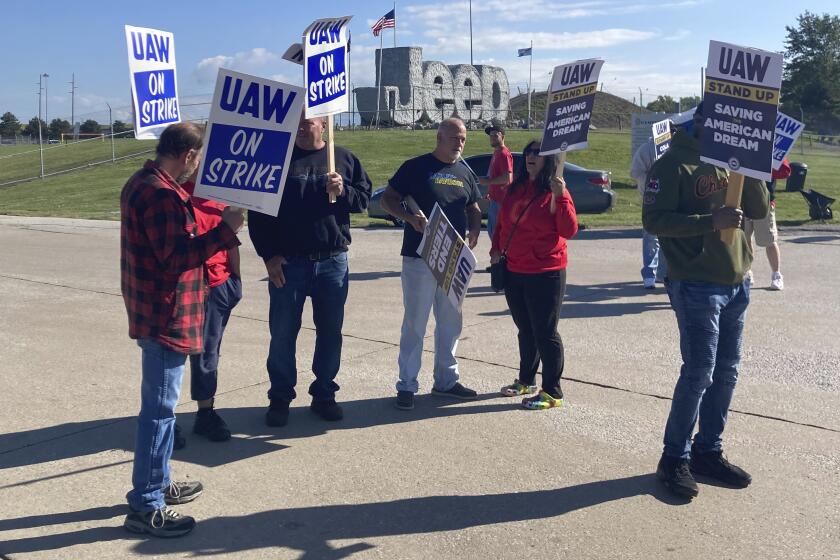 Miembros del sindicato United Auto Workers (UAW) en huelga frente a la planta de Stellantis que fabrica Jeeps en Toledo, Ohio, el viernes 15 de septiembre de 2023. (AP Foto/John Seewer)
