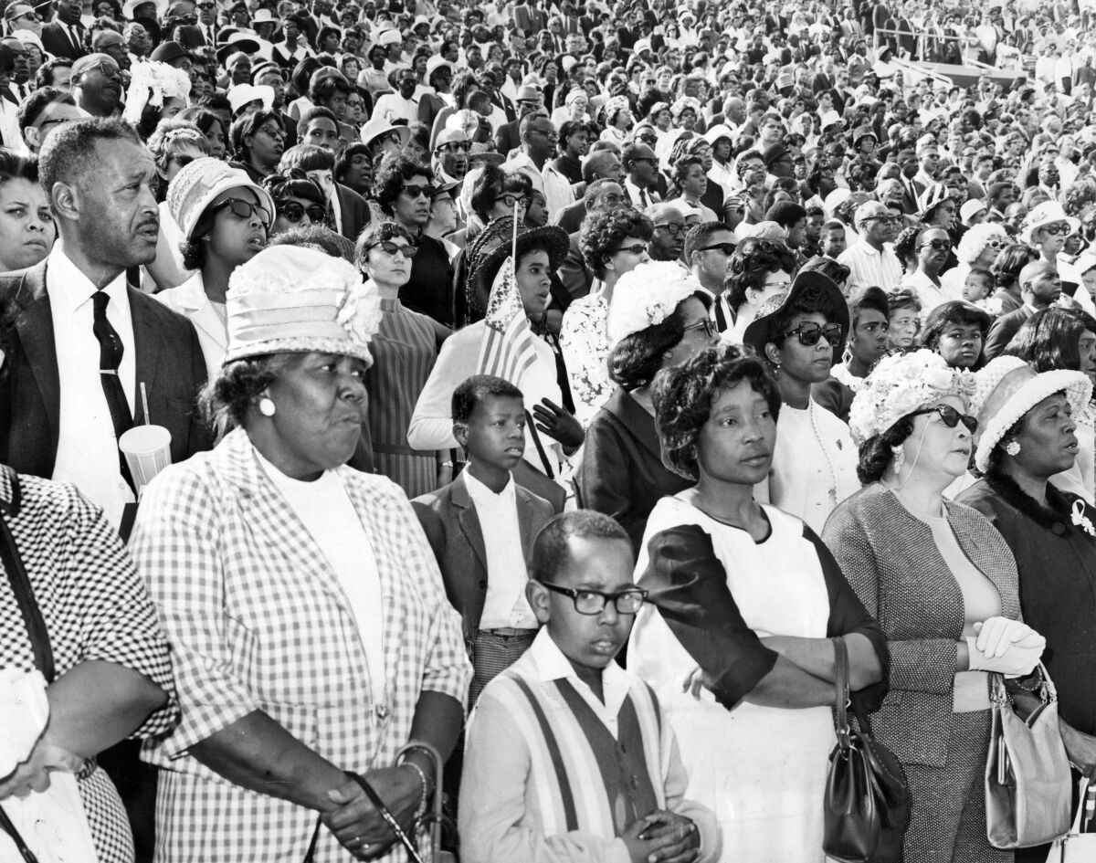 Une foule se tient au cours d'un service commémoratif au Colisée pour le Dr Martin Luther King Jr. au Colisée.