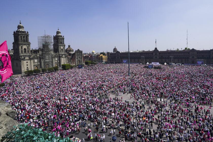 Una multitud participa en una marcha convocada por organizaciones ciudadanas para exigir que se respete la autonomía electoral en las próximas elecciones generales, el domingo 18 de febrero de 2024, en la Ciudad de México. (AP Foto/Marco Ugarte)