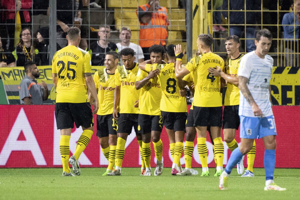 Los jugadores del Borussia Dortmund festejan luego de anotar en un partido de la Copa de Alemania 