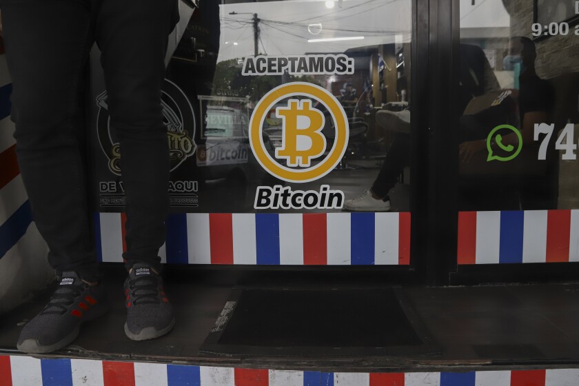 "Aceptamos Bitcoin" se anuncia en una barbería en Santa Tecla, El Salvador.