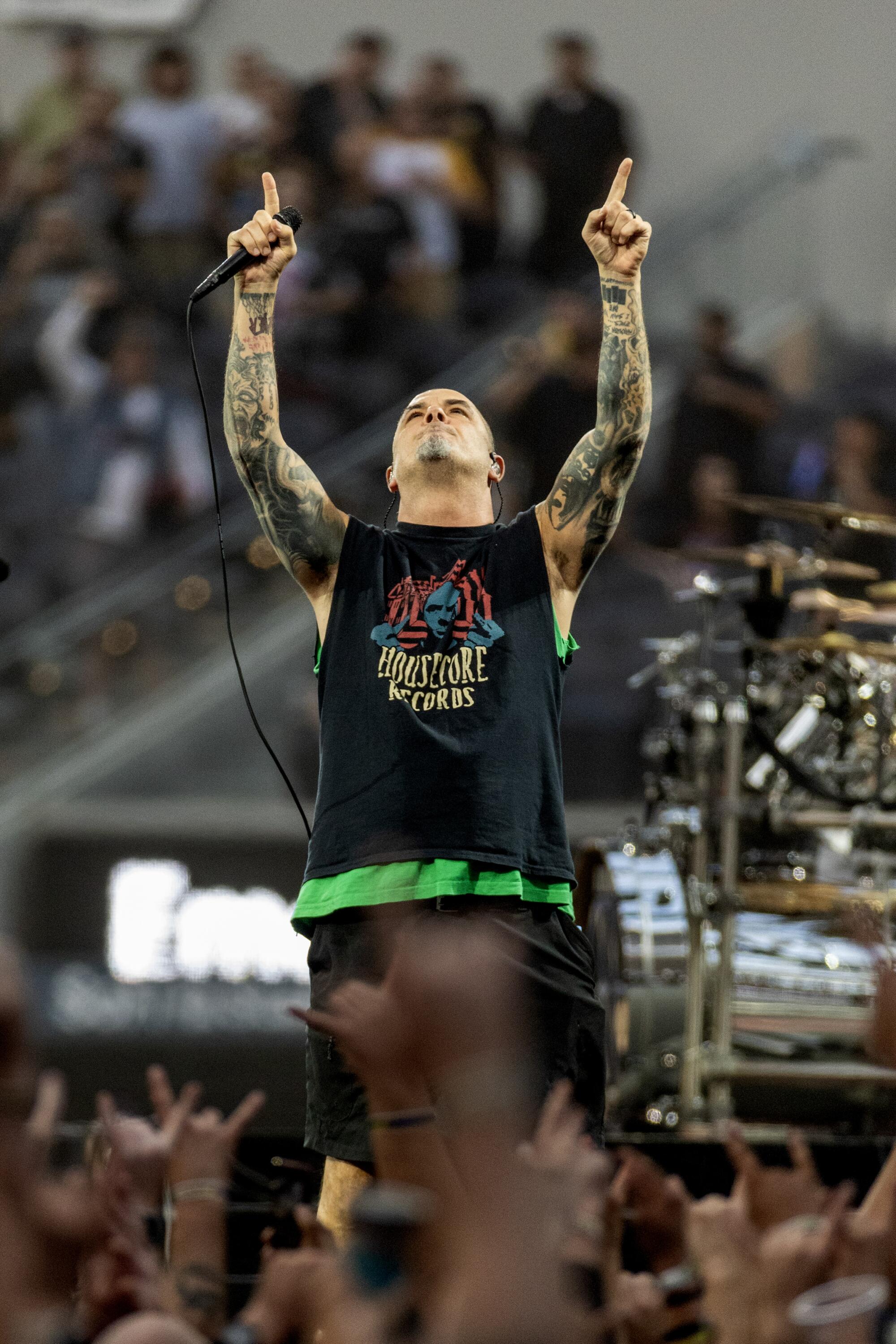 Phil Anselmo de Pantera durante su acto de apertura en el SoFi.