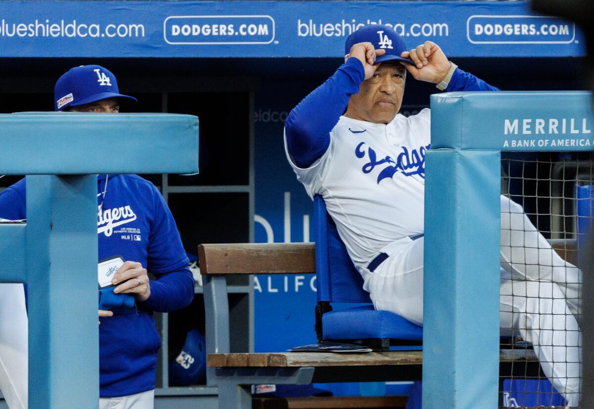Dodgers menajeri Dave Roberts, Blake Treinen'in Kansas City Royals'ın vuruşunu yapmasının ardından şapkasını indiriyor.