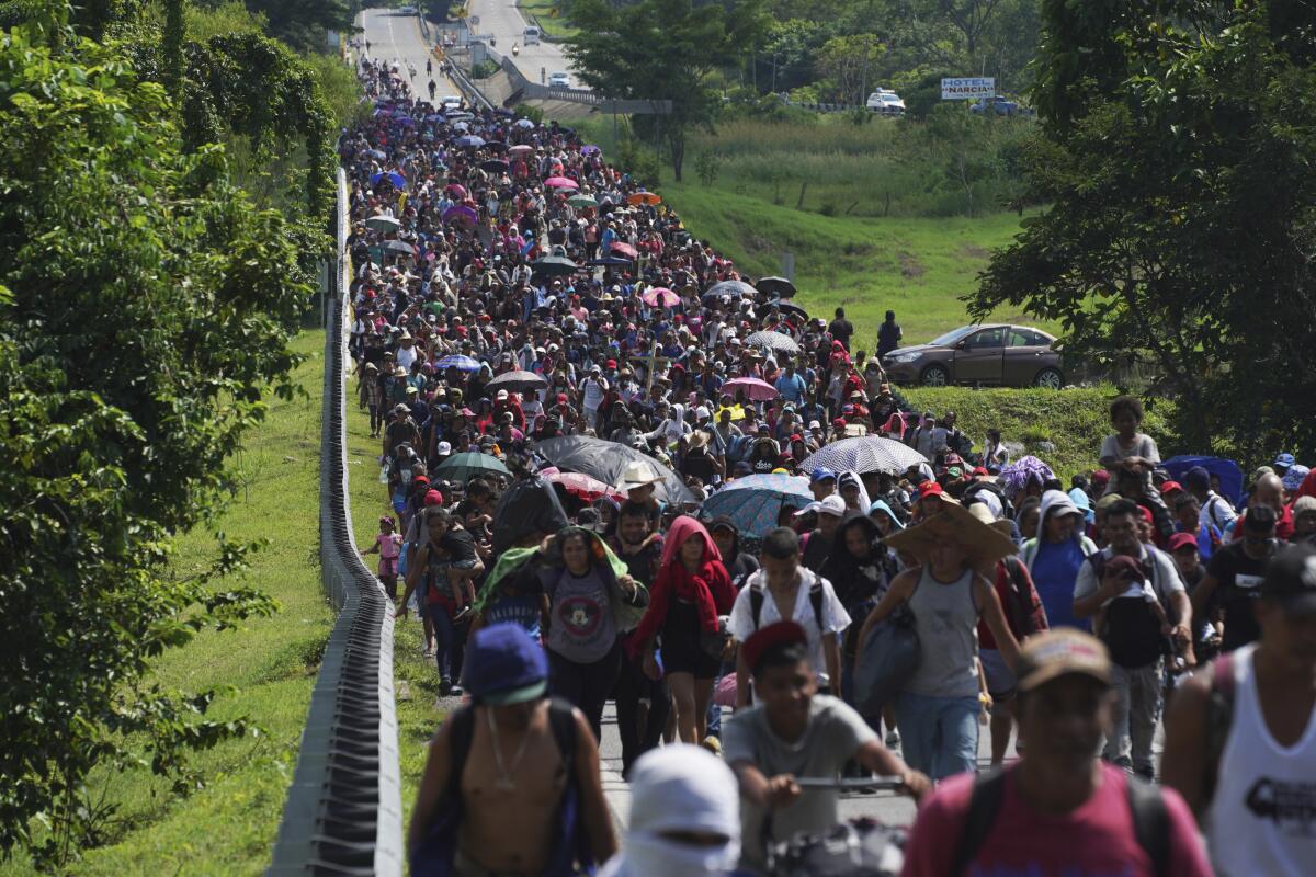 Crece caravana de migrantes en su avance por sur de México